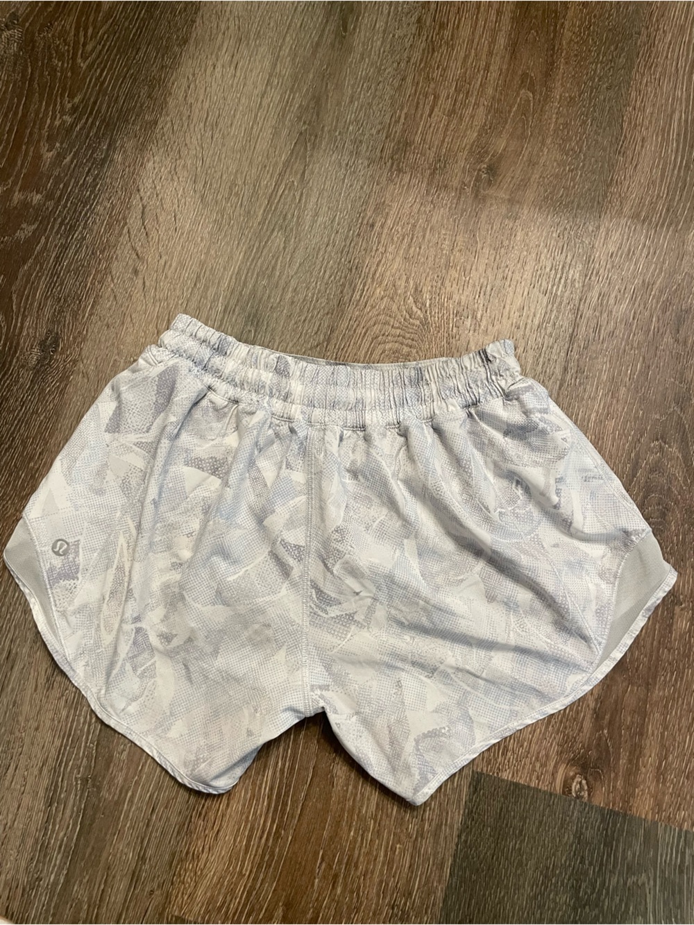 lululemon athletica Light Gray Women's Athletic Hotty Hot shorts Size 4 - Picture 2 of 4